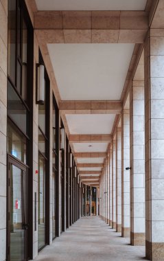 Frankfurt am Main, Almanya 'da modern bir binanın koridoru.