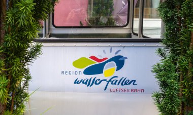 Liestal, İsviçre - Mai 10, 2023 Wasserfell teleferiğinin panoramik gondolları sizi Reigoldswil 'den Wasserfell' e götürür..