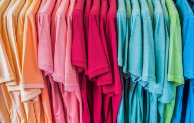 Elbise askısındaki moda kıyafetleri - parlak renkli gardırop.