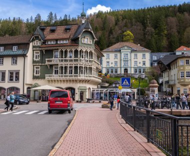 St.Blasien, Almanya - 29 Nisan 2023: Almanya 'nın Karadeniz bölgesindeki St.Blasien kentinde kent yaşamı ve eski mimari