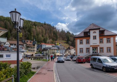 St.Blasien, Almanya - 29 Nisan 2023: Almanya 'nın Karadeniz bölgesindeki St.Blasien kentinde kent yaşamı ve eski mimari