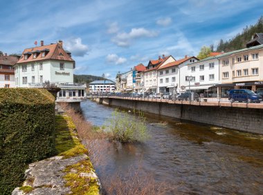 St.Blasien, Almanya - 29 Nisan 2023: Kara Orman Bölgesi 'ndeki St.Blasien şehir ve turizm beldesinde kent yaşamı ve mimarisi