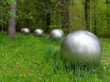 Uberlingen, Almanya - 1 Mayıs 2023: Anıt - kırık inciler dizisi - 1 Temmuz 2002 tarihinde bir yolcu ve bir DHL taşımacılık uçağı arasında uçak kazasının gerçekleştiği yerde.