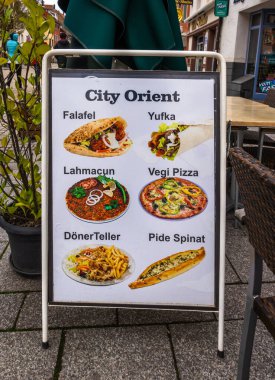 Villingen, Almanya - 30 Nisan 2023: Almanya 'nın Villingen kentindeki Doğu Restoranı' ndan çeşitli yemekler