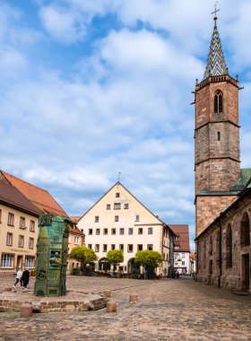 Villingen-Schwenningen, Almanya - 30 Nisan 2023: Baden-Wurttemberg 'in güneybatısında bir ortaçağ kasabası olan Villingen-Schwenningen' in eski kasaba meydanı.