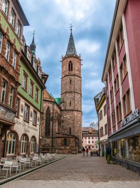 Villingen-Schwenningen, Almanya - 30 Nisan 2023: Ortaçağ kasabası Villingen 'in tarihi caddesi.