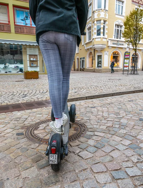 ヴィリンゲン シュヴェンニンゲン ドイツ 2023年4月30日 ヴィリンゲン シュヴェンニンゲンの旧市街で電子スクーターに乗る少女 — ストック写真