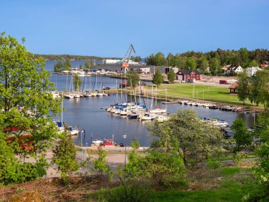 İsveç 'in Amal kasabasının marinasında altın saatinde huzurlu bir akşam.