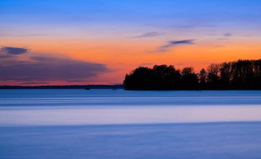 Vadstena, İsveç 'te Vattern Gölü üzerinde gün batımı