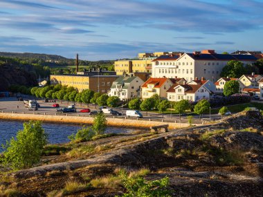 Stromstad, İsveç - 24 Mayıs 2023: İsveç 'teki Vanern Gölü' ndeki Stromstad kasabasının manzarasında altın saat manzarası