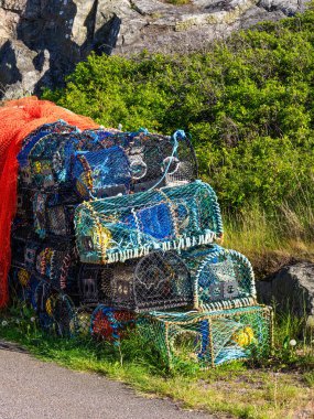 Swedisch balıkçı köyü ve Vrango adasının sahilinde yengeç ve ıstakoz kapanları