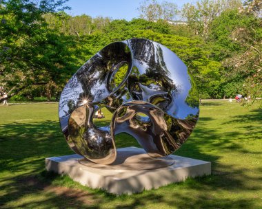 Göteborg, İsveç - 30 Mayıs 2023: Göteborg 'daki güzel botanik bahçesinde modern bir heykel