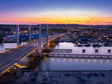 İsveç 'in Göteborg kentindeki aydınlık sanayi şehri İskandinav' da güzel bir gün batımı..