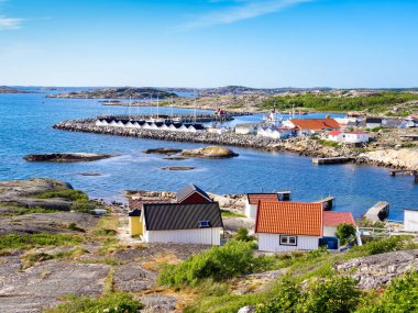 Körfezin manzarası, Vrango balıkçı köyü ve İsveç 'in Vrango adasındaki güzel doğa.