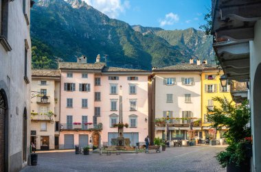Chiavenna, İtalya - 9 Temmuz 2023: Eski Chiavenna kasabasında bir çeşme, bir komün ve 7330 nüfuslu küçük bir kasaba Sondrio, Lombardy bölgesinde, İtalya.