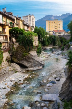 River Mera ve eski Chiavenna kasabası, bir İtalyan komünü ve Lombardy bölgesine bağlı Sondrio ilinde 7330 nüfuslu küçük bir kasaba..