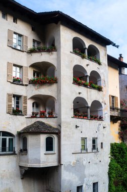 Chiavenna, İtalya - 9 Temmuz 2023 Eski ortaçağ mimarisi Chiavenna, bir İtalyan komünü ve Lombardiya 'nın Sondrio eyaletinde küçük bir kasaba