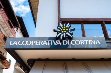 Cortina Ampezzo, İtalya - 10 Temmuz 2023: Cortina kooperatifi, 4000 metrekarelik sergi alanıyla, Dolomitlerin en önemli alışveriş merkezidir..