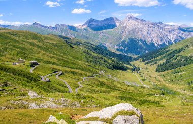 İsviçre 'deki Splugen dağ geçidini ve onun dar yılanlarla kaplı dağlık yolunu manzara manzarası.