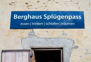 Splugenpass, İsviçre - 9 Temmuz 2023: Berghaus Splugenpass - Dağ Geçidi 'nin zirvesinin altındaki Dağ Locası.