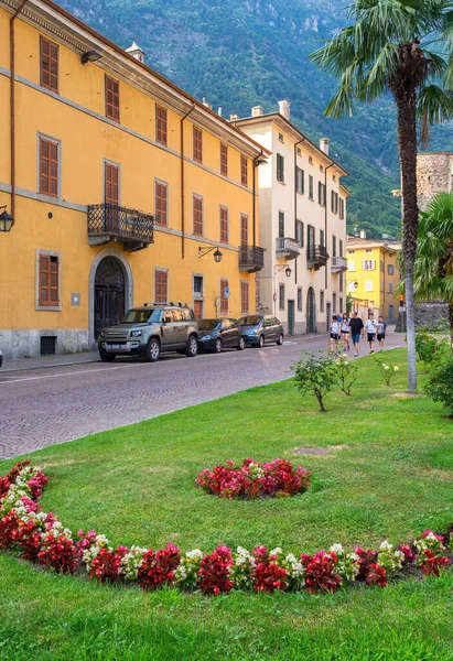 Chiavenna, İtalya - 9 Temmuz 2023: Eski şehir Chiavenna, İtalya 'da halk ve eski evlerin olduğu şehir caddesi.