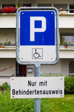 Arbon, İsviçre - 23 Temmuz 2023: Almanca 'nın İngilizce çevirisi: sadece engelli kartıyla