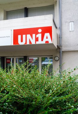 Arbon, İsviçre - 23 Temmuz 2023: Arbon 'daki ofis binasında asılı duran bir İsviçre sendikası. Unia, İsviçre Ticaret Birliği Konfederasyonu 'nun en büyük üyesidir.