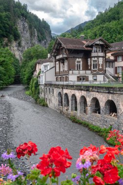 Köprüden Tamina nehrine ve İsviçre 'nin eski Bad Ragaz kasabasındaki evlere bakın.