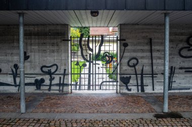 Landquart, İsviçre - 26 Temmuz 2023: İsviçre 'nin Graubunden kantonundaki Landquart bölgesinin bir belediye ve başkenti olan Landquart' taki mezarlığın girişi.