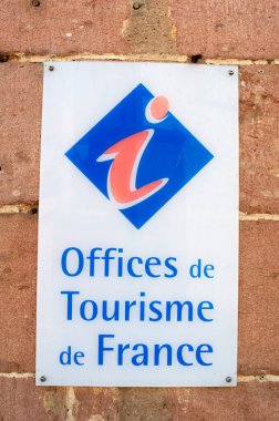 Ribeauville, Fransa - 5 Temmuz 2023: Fransa 'daki turizm bürolarının imzası ve sembolü