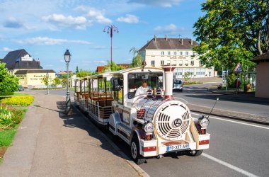 Ribeauville, Fransa - 5 Temmuz 2023: Turist treni Alsace 'deki Hunawihr bağlarını ve Ribeauville' i keşfetmek için bir yol sunuyor