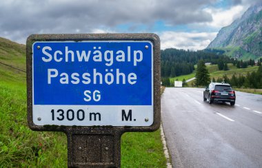 Schwagalp, İsviçre - 25 Temmuz 2023: Schwagalp Geçidi doğu İsviçre 'de deniz seviyesinden 1300 metre yüksekliktedir - Appenzell ve Sankt Gallen kantonlarını birbirine bağlar