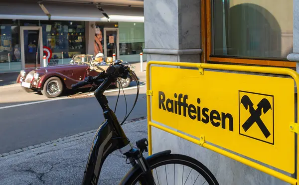 Villach, Avusturya - 12 Temmuz 2023 Raiffeisenbank, Friedrich Wilhelm Raiffeisen 'in erken dönem kredi birliklerine dayanan Avrupa' daki kooperatif bankalara atıfta bulunmuştur.