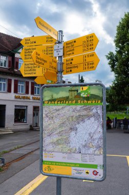 Altstatten, İsviçre - 4 Temmuz 2023: Gezgin Ülke Schweiz 'in yürüyüş yolları haritası