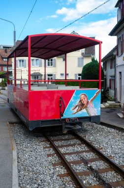 Altstatten, İsviçre - 4 Temmuz 2023: Appenzeller Bahnen adlı bir İsviçre demiryolu şirketinin turist panoramik vagonu, Appenzell, St. Gallen ve Thurgau kantonlarında demiryolları işletiyor..