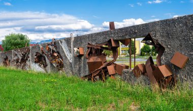 Altstatten, İsviçre - 4 Temmuz 2023: Modern sanat sunumları - heykeller - hurda metalden yapılmış Altstatten karavan otoparkında