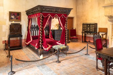 Amboise, Fransa - 12 Ağustos 2023: Leonardo da Vinci 'nin Amboise' deki Clos Luce 'deki tarihi yatak odası, sanatçının hayatının son üç yılını yaşadığı yer..