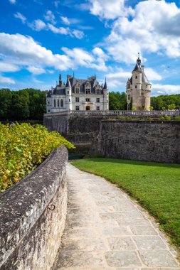 Chenonceau, Fransa - 12 Ağustos 2023: Kadınlar Loire nehri üzerindeki tarihi su kalesi Chenonceau 'nun tadını çıkarıyor.