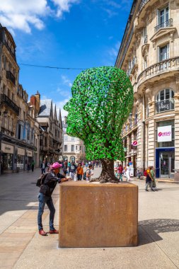 Dijon, Fransa - 8 Ağustos 2023: İnsan kafası şeklinde bir ağaç heykeli.