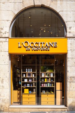 Dijon, Fransa - 8 Ağustos 2023: Provence 'deki Occitan vücut, yüz, saç, parfüm ve ev ürünleri satan Fransız lüks perakendecisi.