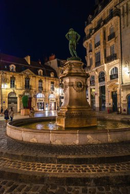 Dijon, Fransa - 8 Ağustos 2023: Dijon 'daki Francois Rude Meydanı' ndaki ünlü tarihi çeşme, gece fotoğrafı