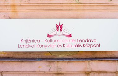 Lendava, Slovenya - 15 Temmuz 2023: Lendava 'daki kütüphanenin duvarında Slovenya ve Macarca iki dilli işaret var. Lendava-Lendva Kültür Merkezi