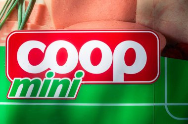 Lenti, Macaristan - 15 Temmuz 2023: Coop, yaklaşık 5000 mağazası olan bir Macar süpermarket zinciri..