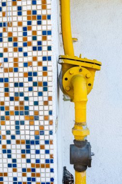 Macaristan 'ın Lenti kentindeki eski bir apartman bloğunun duvarında gaz tesisatı var.