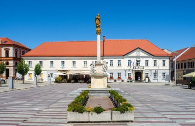 Ljutomer, Slovenya - 14 Temmuz 2023: Kutsal Meryem heykelinin hakim olduğu büyük bir meydanı olan tarihi kent merkezi.