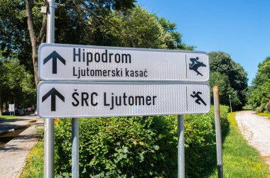 Ljutomer, Slovenya - 14 Temmuz 2023: Ljutomer 'deki spor merkezi ve hipodrom için yön işaretleri