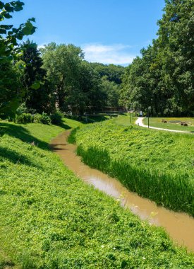 Slovenya 'nın Ljutomer kentinde akan Scavnica Nehri manzarası