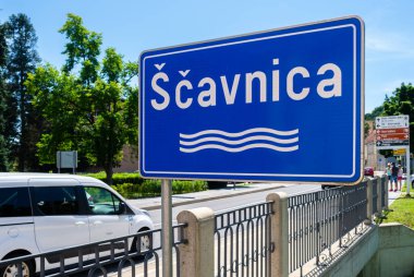 Ljutomer, Slovenya - 14 Temmuz 2023: Slovenya 'nın Ljutomer kentinde akan Scavnica Nehri' ni işaret eden imza
