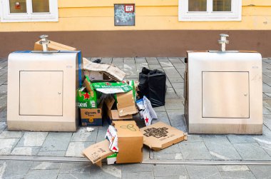 Maribor, Slovenya - 16 Temmuz 2023: Modern metal kapların önünde karton ambalaj