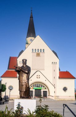 Murska Sobota, Slovenya - 15 Temmuz 2023: Slovenya 'nın Murska Sobota kentindeki St. Nicholas Katedrali, Murska Sobota Katolik Piskoposluğu' nun piskoposluk kilisesidir..